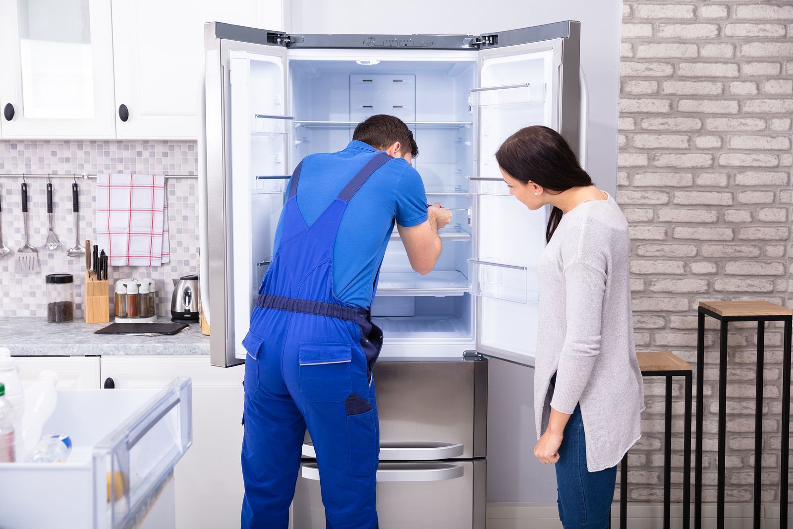 Нужен мастер холодильникам. Ремонтник холодильников. Ремонтирует холодильник. Бытовой техники холодильник. Мастер по ремонту холодильников.